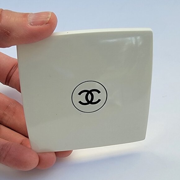 CHANEL portable compact white mirror with pouch 3" x 3" - Picture 4 of 9
